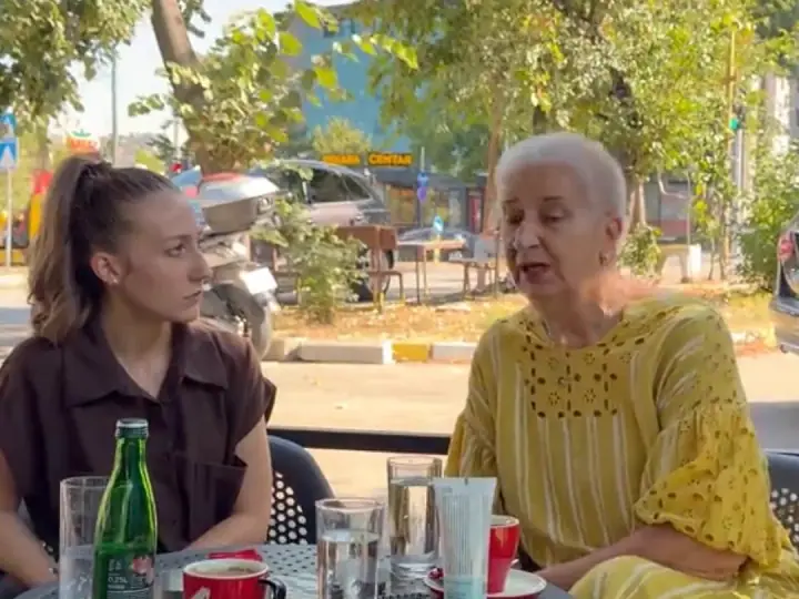 Na stolu kafa, voda i tuba Nautubone gela.