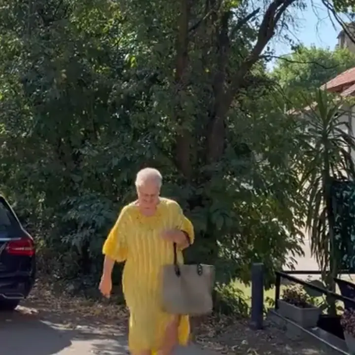 Nakon kafe, Hajrija odlazi pješice.