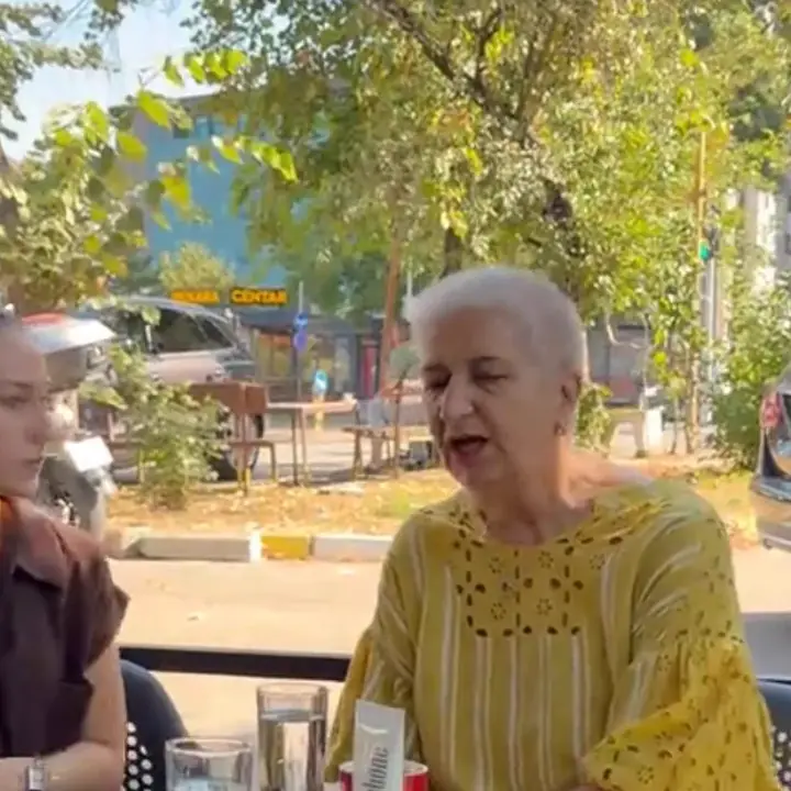 „Gospođa Hajrija je ranije imala problem s kostima i zglobovima.“ „Jeste, jeste.“