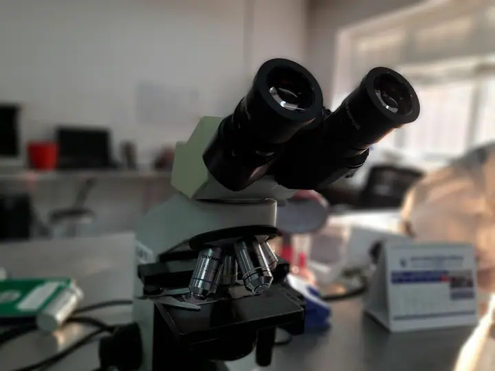 Laboratorijski mikroskop na radnom stolu u medicinskoj laboratoriji