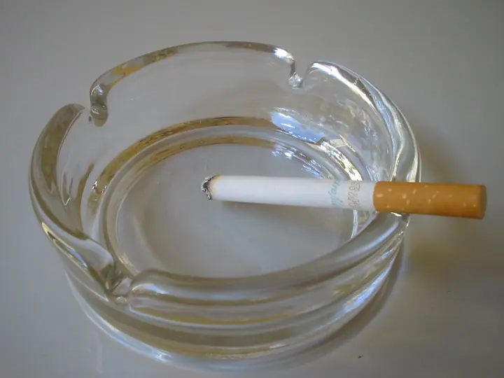 Cigareta odložena u staklenu pepeljaru