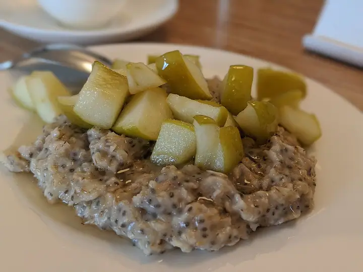 Tanjir zobene kaše sa sjemenkama chia i komadićima zelene jabuke