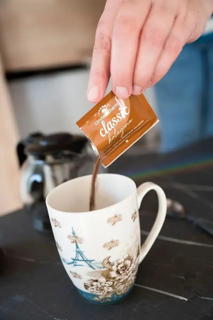 Ruka sipa sadržaj kesice Classic Coffee u šolju
