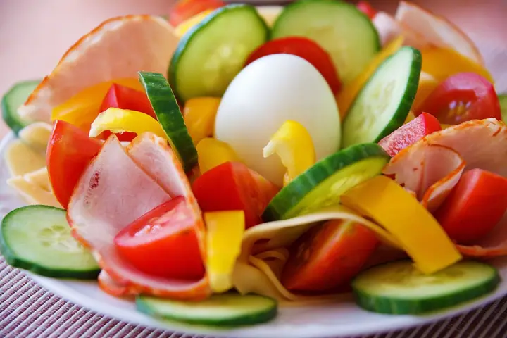 Tanjir šarene salate od paradajza, krastavca, paprike, jajeta i šunke