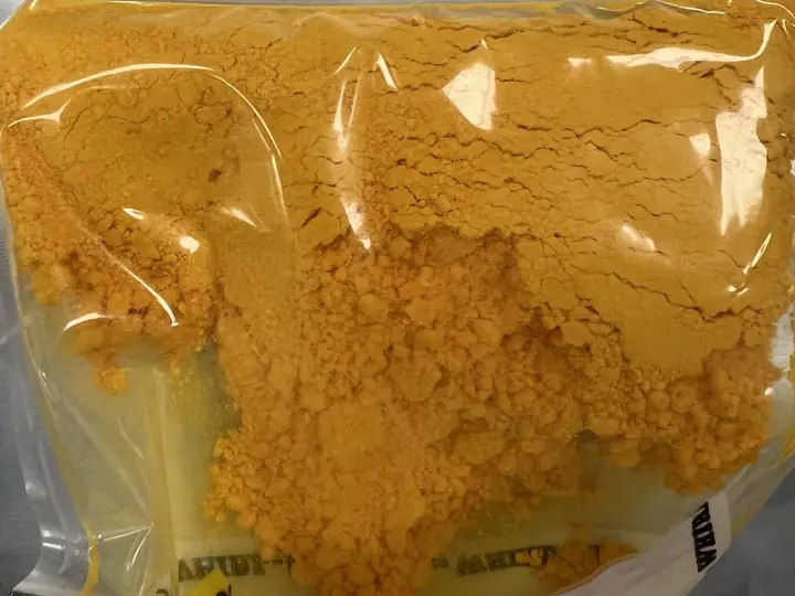 Narandžasto-žuti prah koenzima Q10 u providnoj plastičnoj kesici