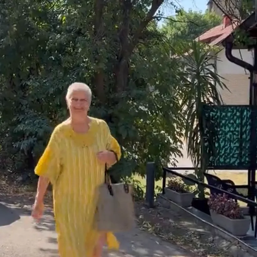Hajrija dolazi na kafu. Sama, bez štapa.